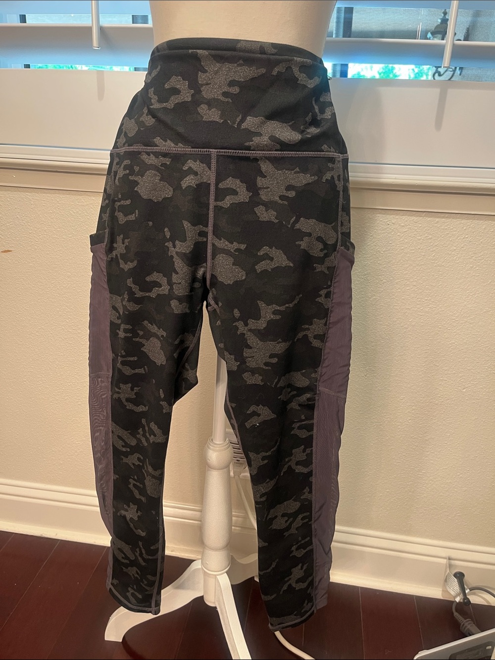 Woman’s fabletics Gray Camo Harem Jogger Bottoms.
